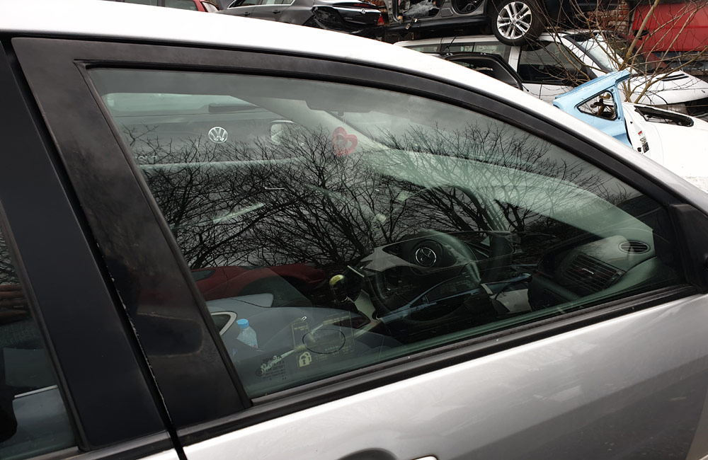 Toyota Corolla T Spirit D4D Door window glass driver side front